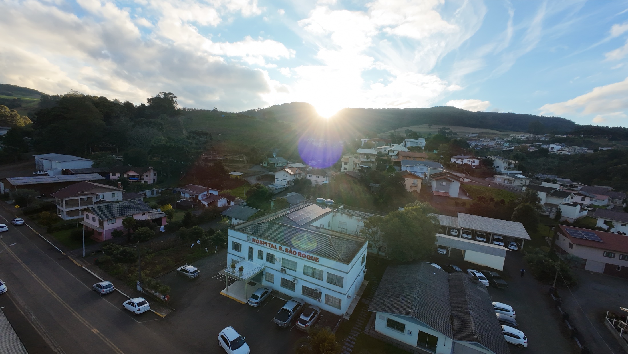 Vista aérea do Hospital Beneficente São Roque ao pôr do sol