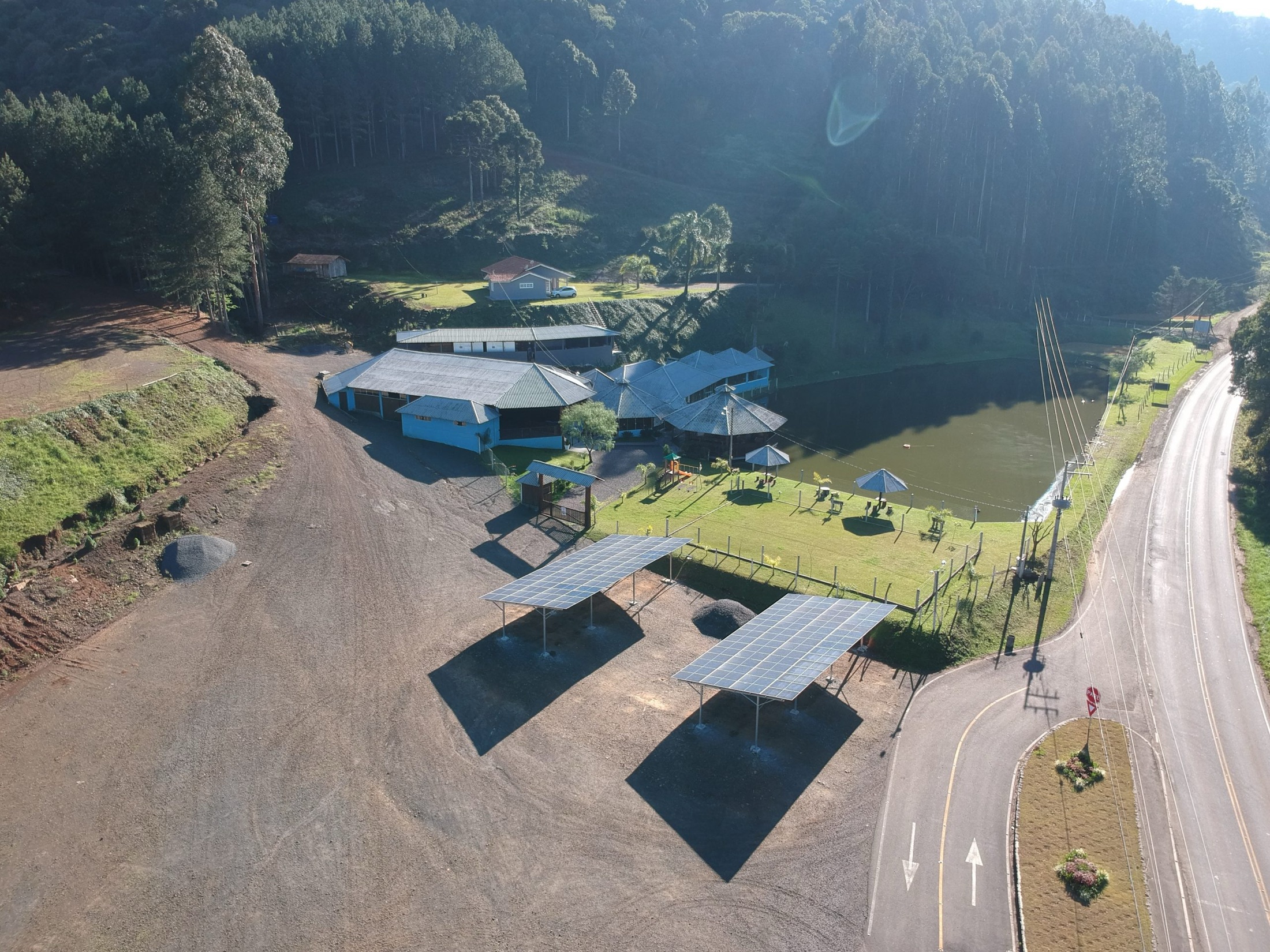 Usina solar em carports vista de drone