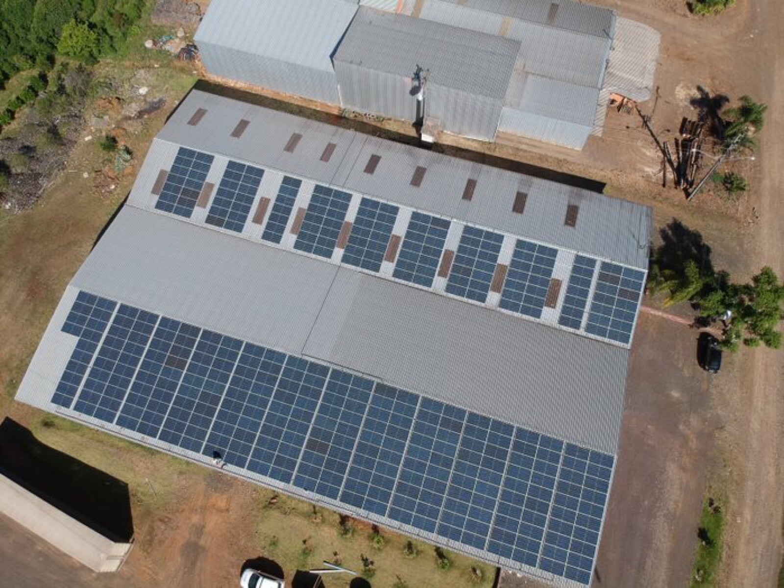 Usina solar no telhado da C&P Embalagens vista de drone